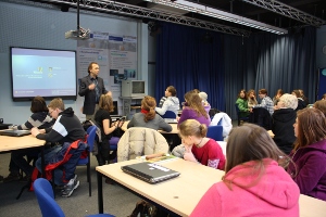 Prof. Kerres im Seminar mit Schülerinnen und Schülern aus Krefeld und Meerbusch